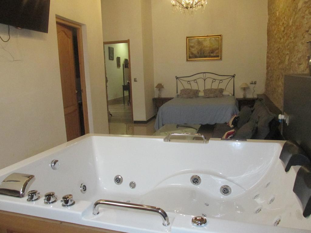Deluxe Suite Spa Bath