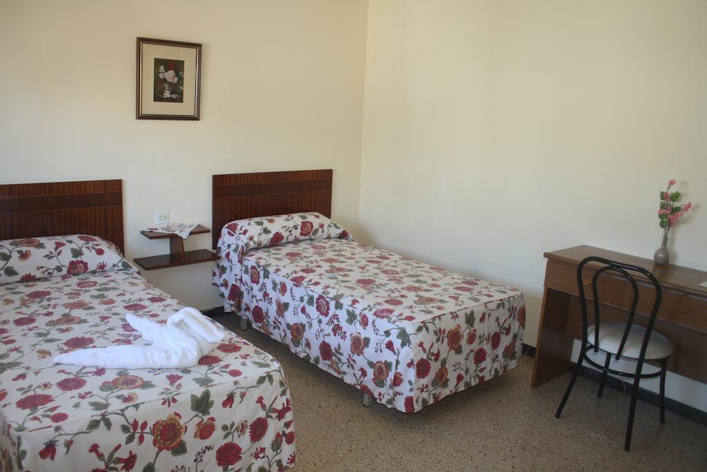 Tweepersoonskamer met 2 Aparte Bedden, Gedeelde Badkamer en Terras