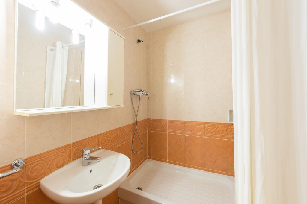 Quarto Duplo com Varanda e Casa de Banho Privativa