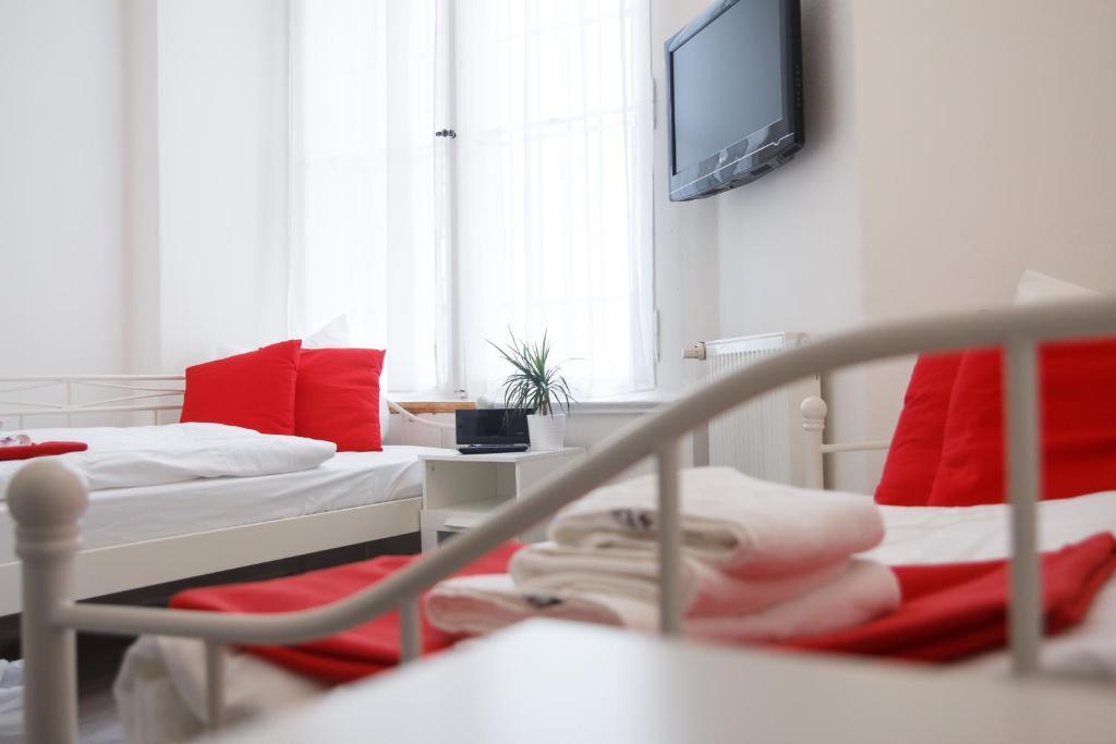 Tweepersoonskamer met 2 Aparte Bedden en Eigen Badkamer
