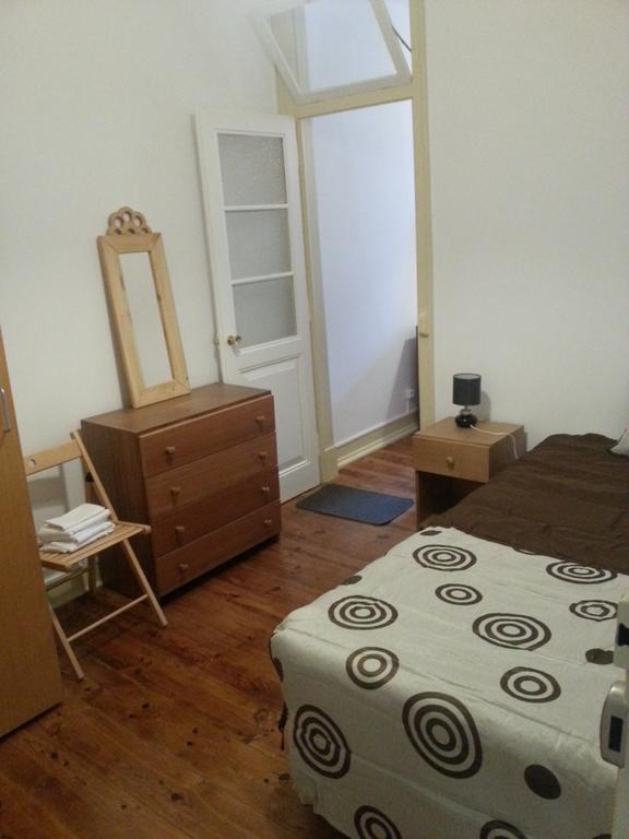 Tweepersoonskamer met 2 Aparte Bedden en Gedeelde Badkamer