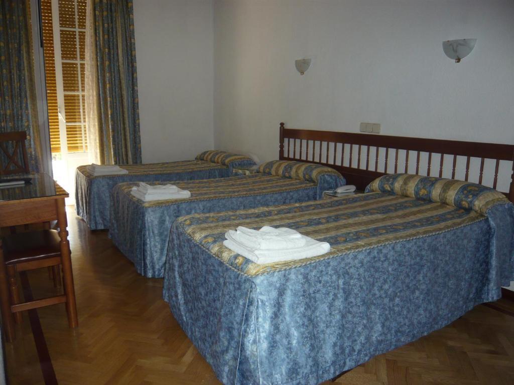 Tweepersoonskamer met 2 Aparte Bedden en een Extra Bed