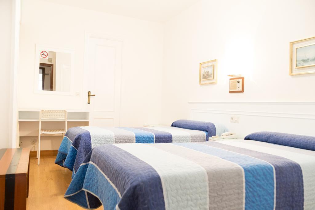 Twin Room with Extra Bed and Private Bathroom,239937117:JPEG