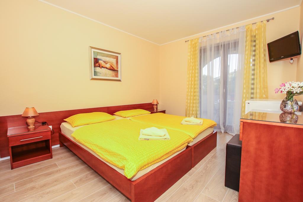 Tweepersoonskamer met 2 Aparte Bedden en Balkon
