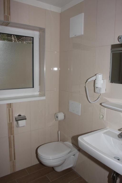 Economy Triple Room,1537671412:JPEG