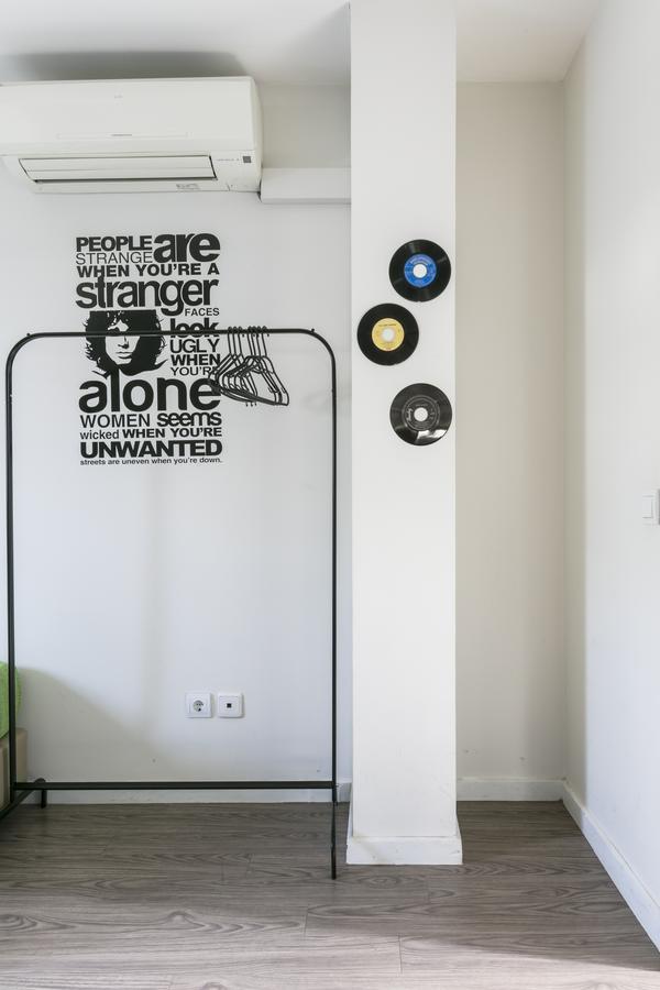 Quarto com 2 Camas de Solteiro e Banheiro Compartilhado
