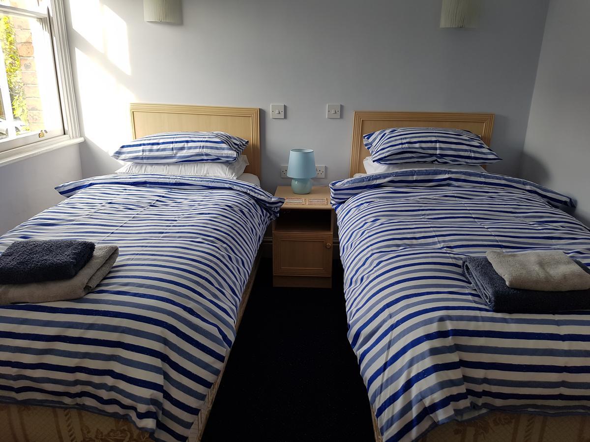 Standard Twin Room with Shared Bathroom,661942953:JPEG