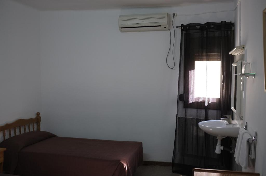 Single Room with Shared Bathroom,66521500:JPEG