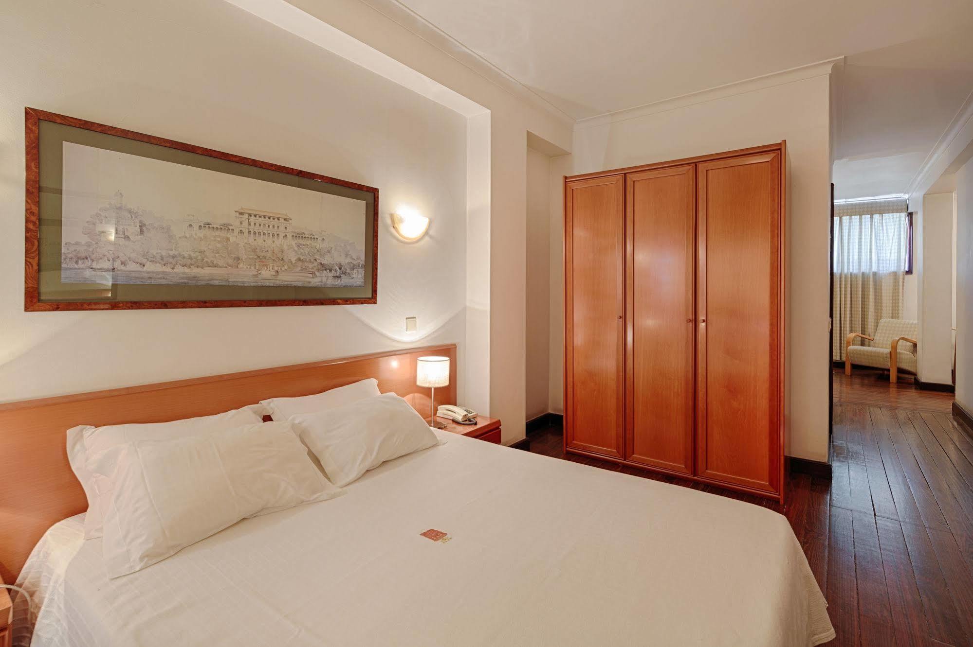 Quarto Familiar (2 Adultos + 1 Criança - Menores de 12 Anos)