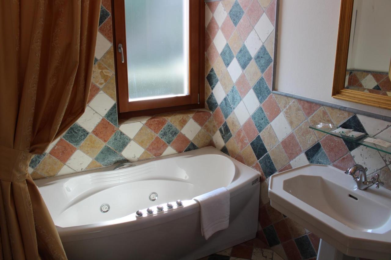 Junior Suite con Balcone con Vista Lago