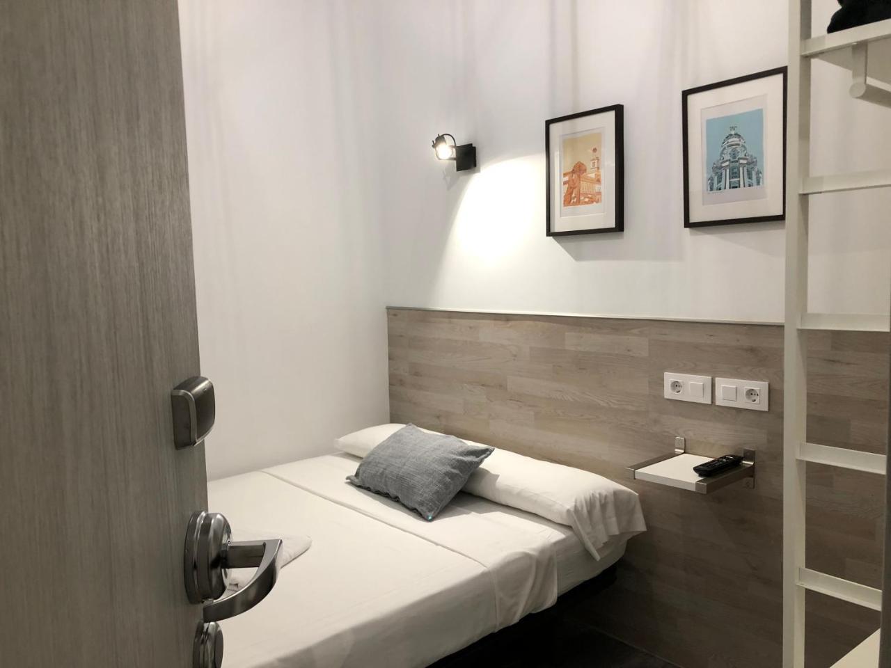 Small Double Room,746671280:JPEG