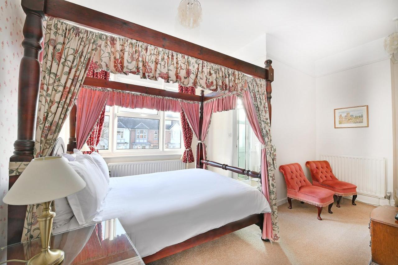 Double Room Four Poster Bed
