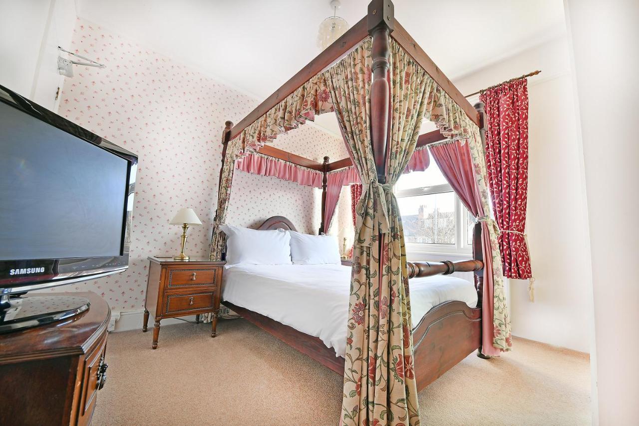 Double Room Four Poster Bed