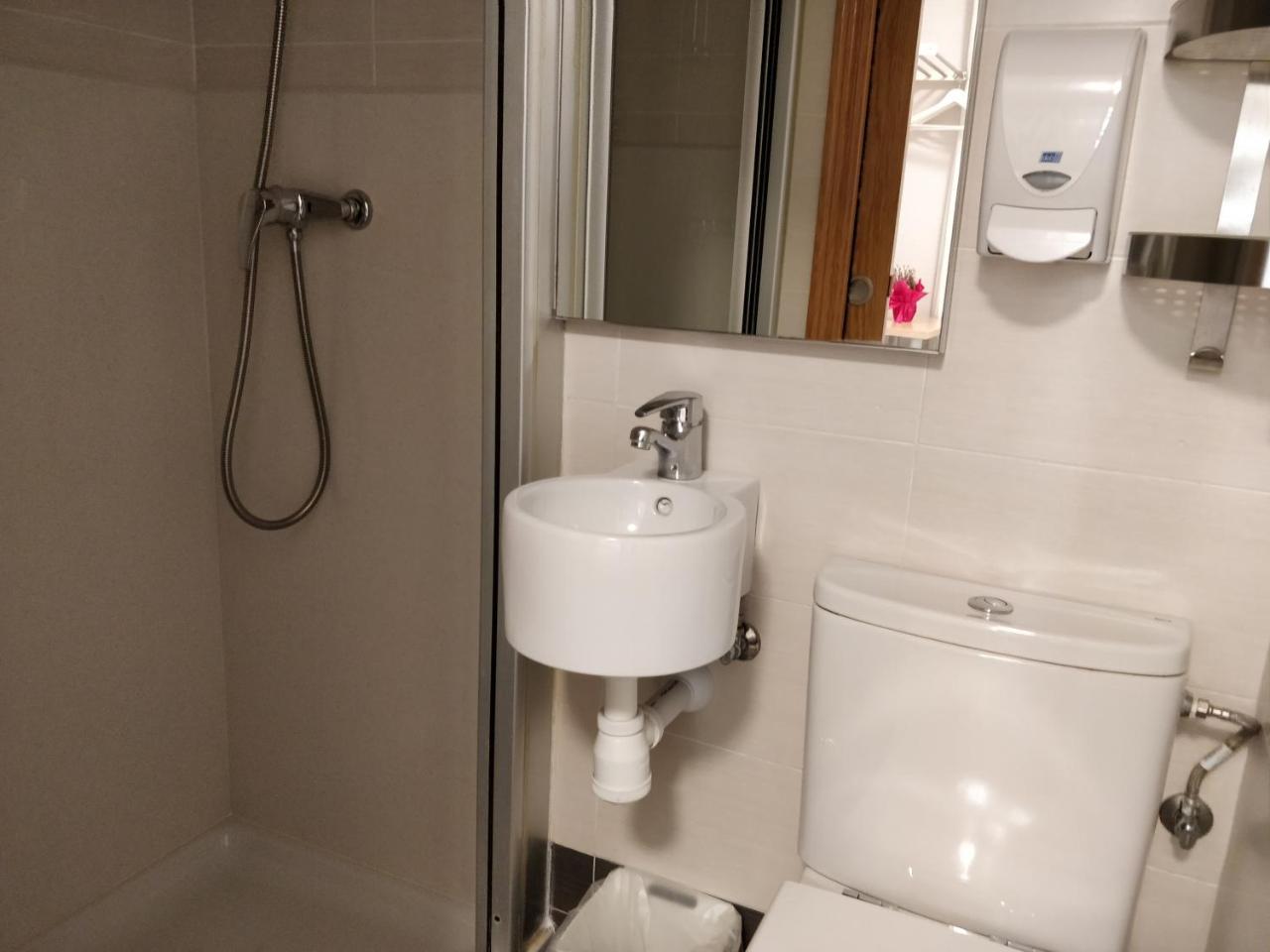 Single Room with Private Bathroom,799283913:JPEG