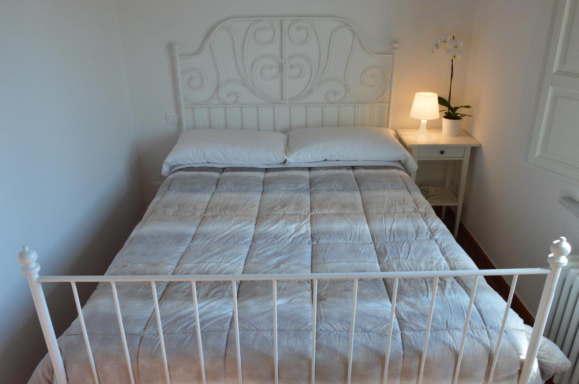 Kleine Tweepersoonskamer met Gedeelde Externe Badkamer