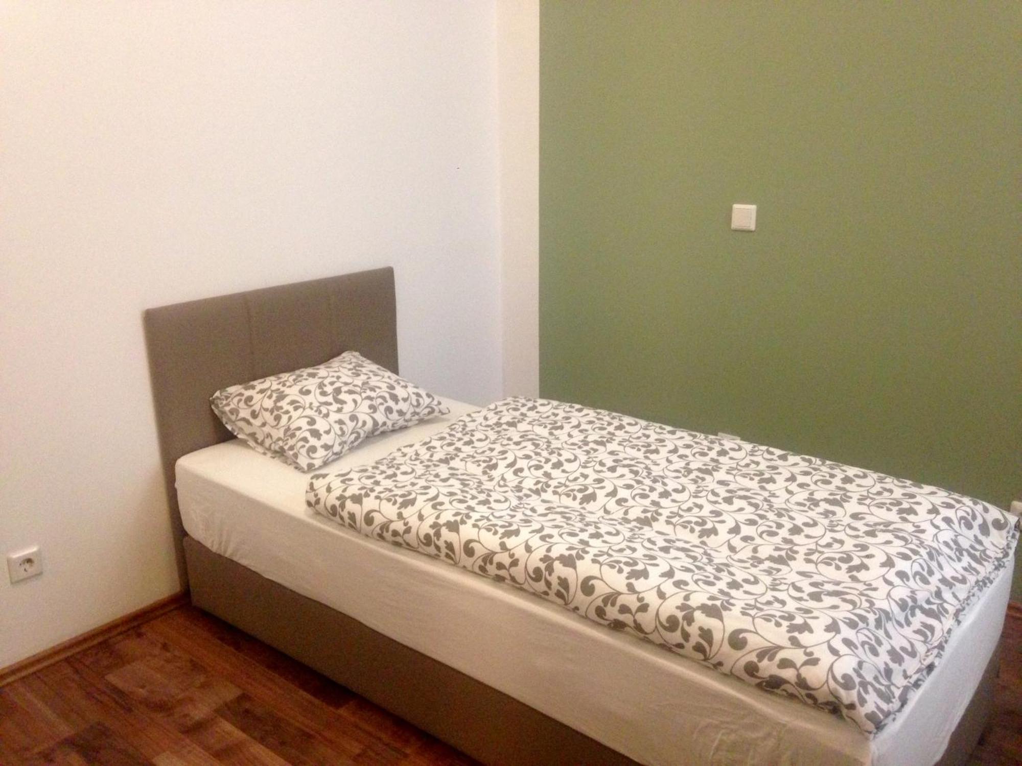 Single Room,824153687:JPEG