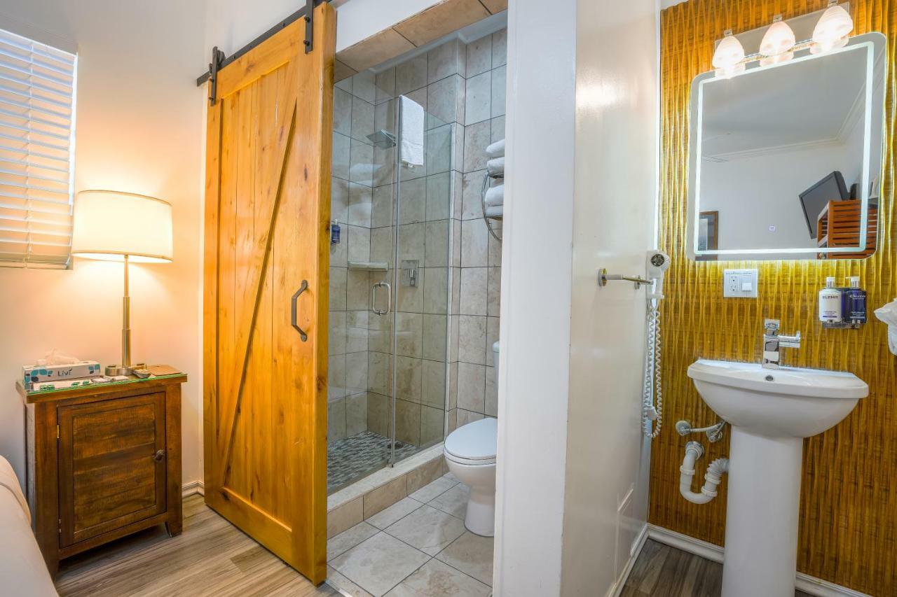 Small Queen Room,893970829:JPEG