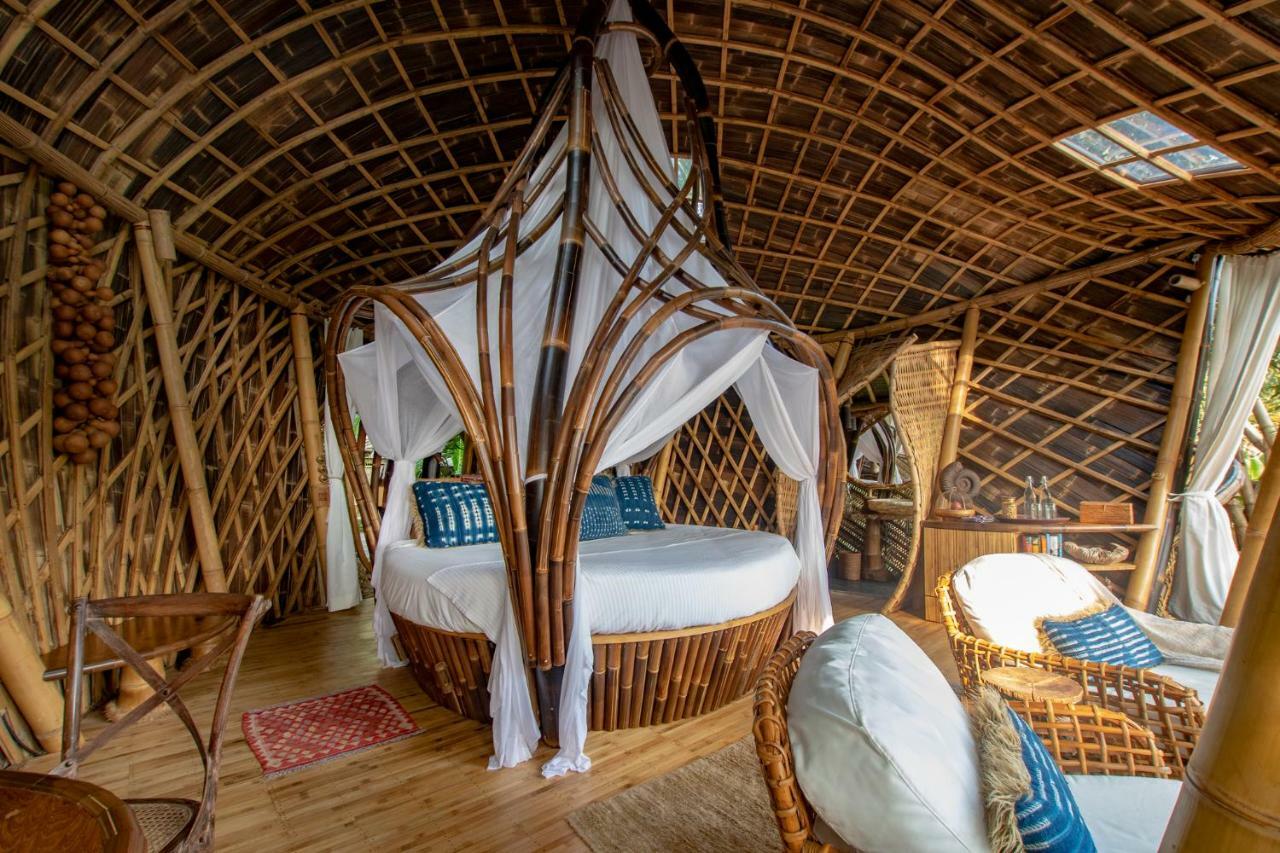 Treehouse Wooden Villa Bathtub Garden View