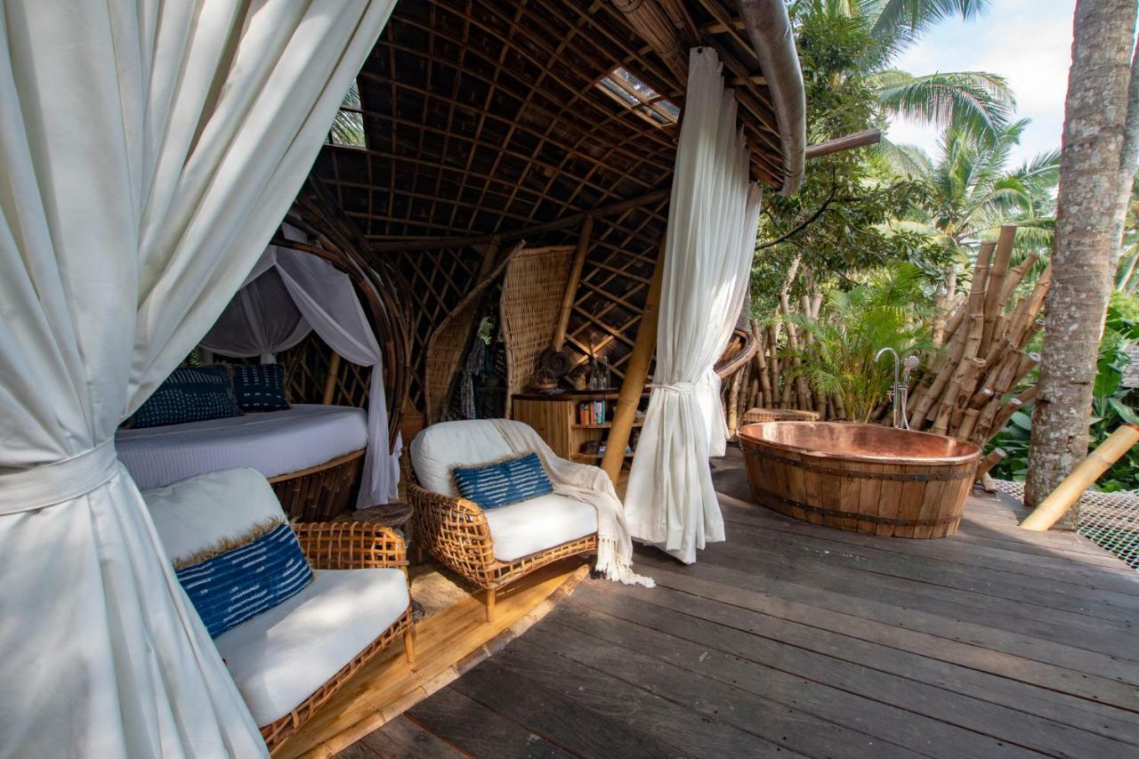 Treehouse Wooden Villa Bathtub Garden View