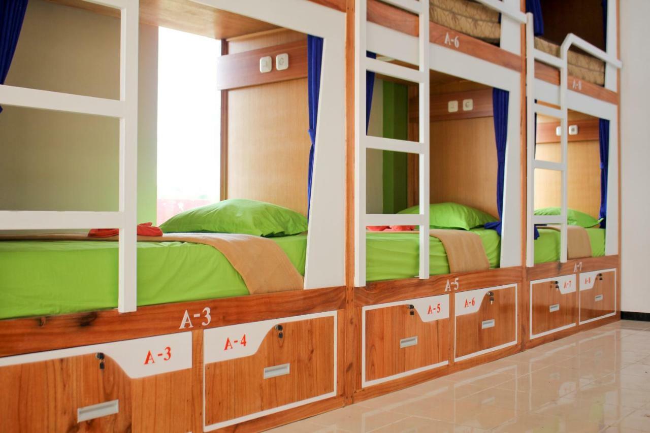 Single Bed in Mixed Dormitory Room