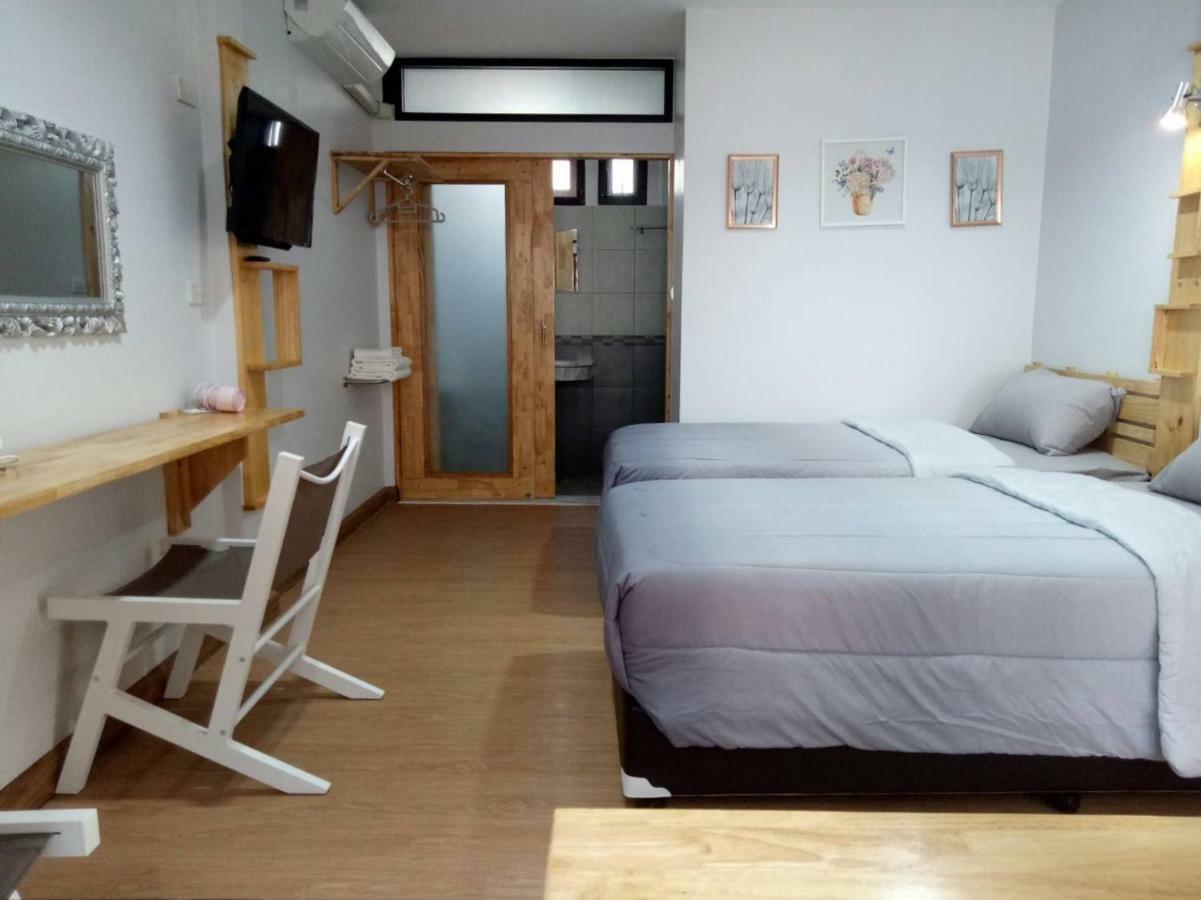 Tweepersoonskamer met 2 Aparte Bedden en Eigen Badkamer