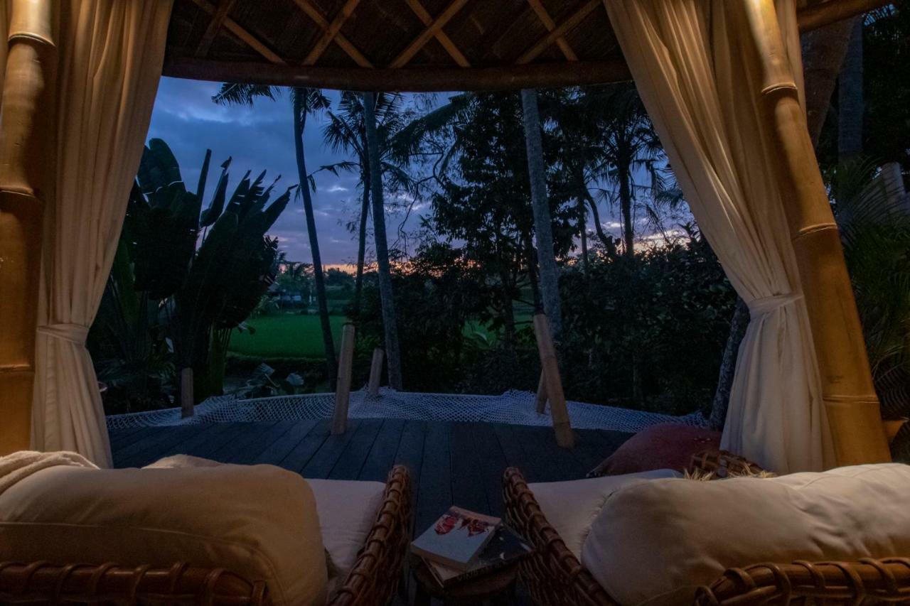 Treehouse Wooden Villa Bathtub Garden View