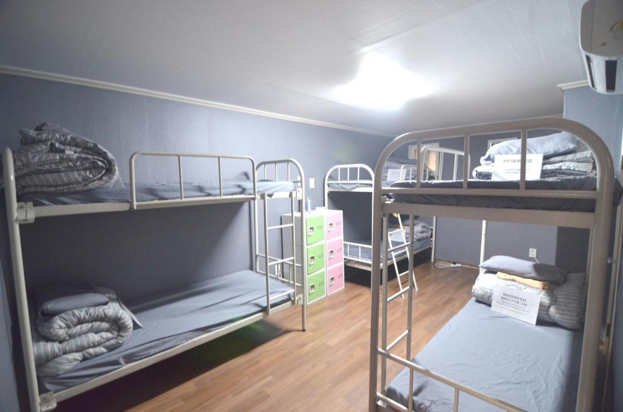 Dormitory Room with Shared Bathroom (6 Adults)