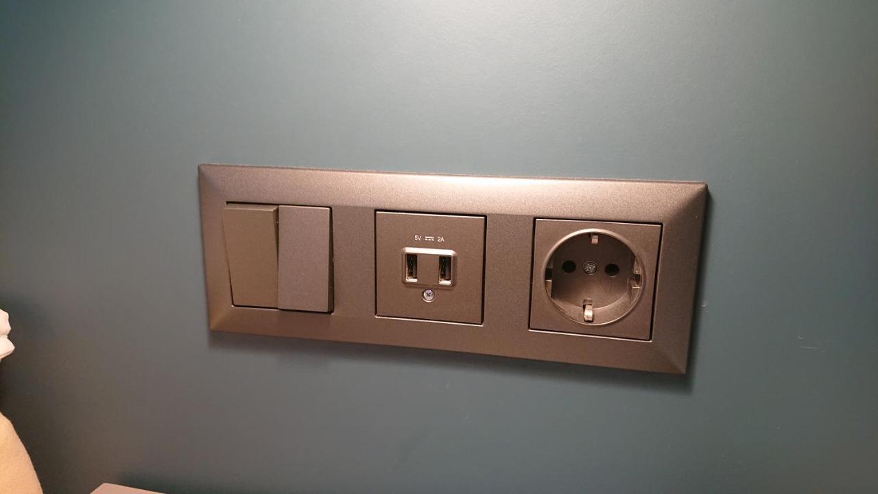 Deze driepersoonskamer heeft een gedeelde badkamer.