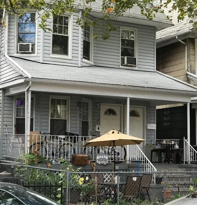 Classical American House 4-1