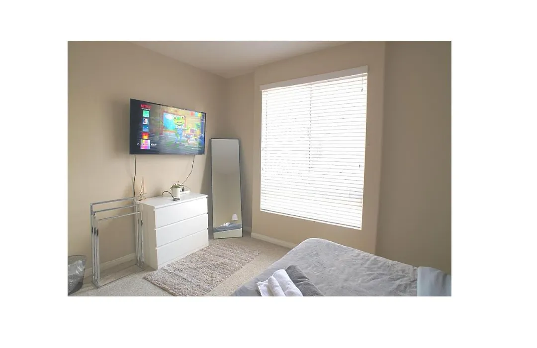 Private Bedroom And Bathroom In Shared 2 Bedroom Apartment In Venice - Pool - Hot Tub & Gym-1
