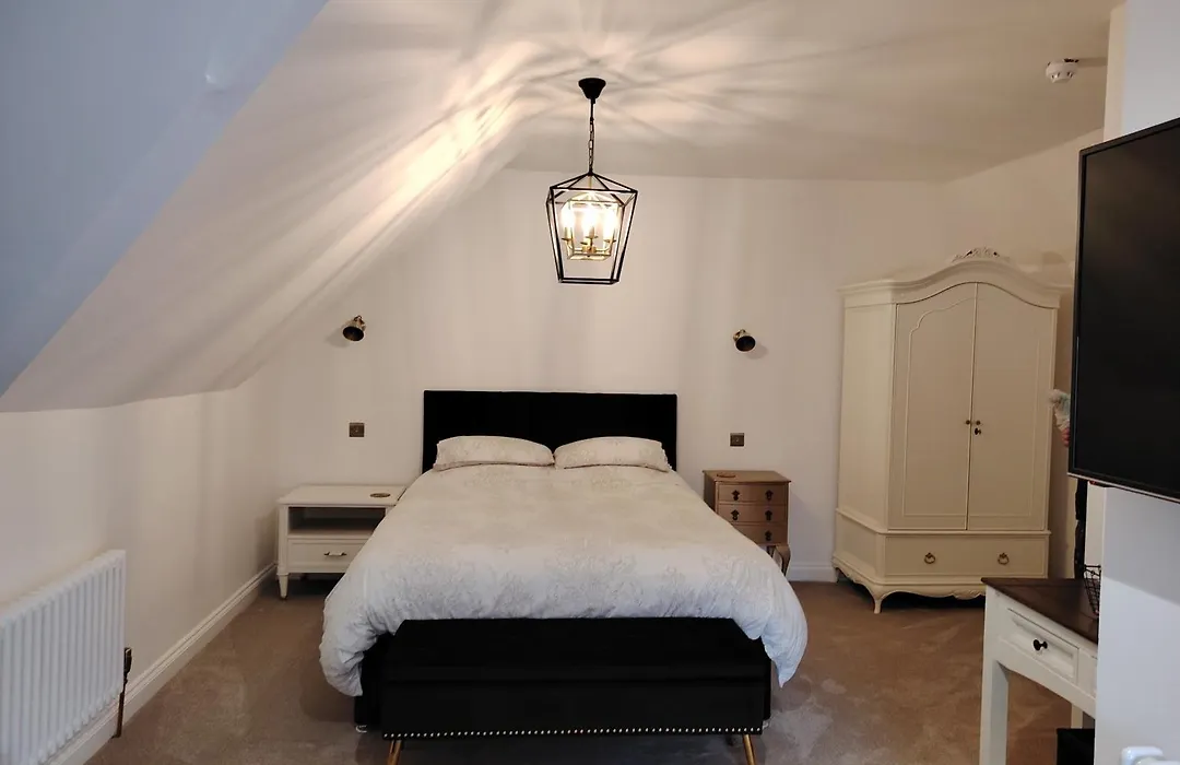 Linroy Guest House-1