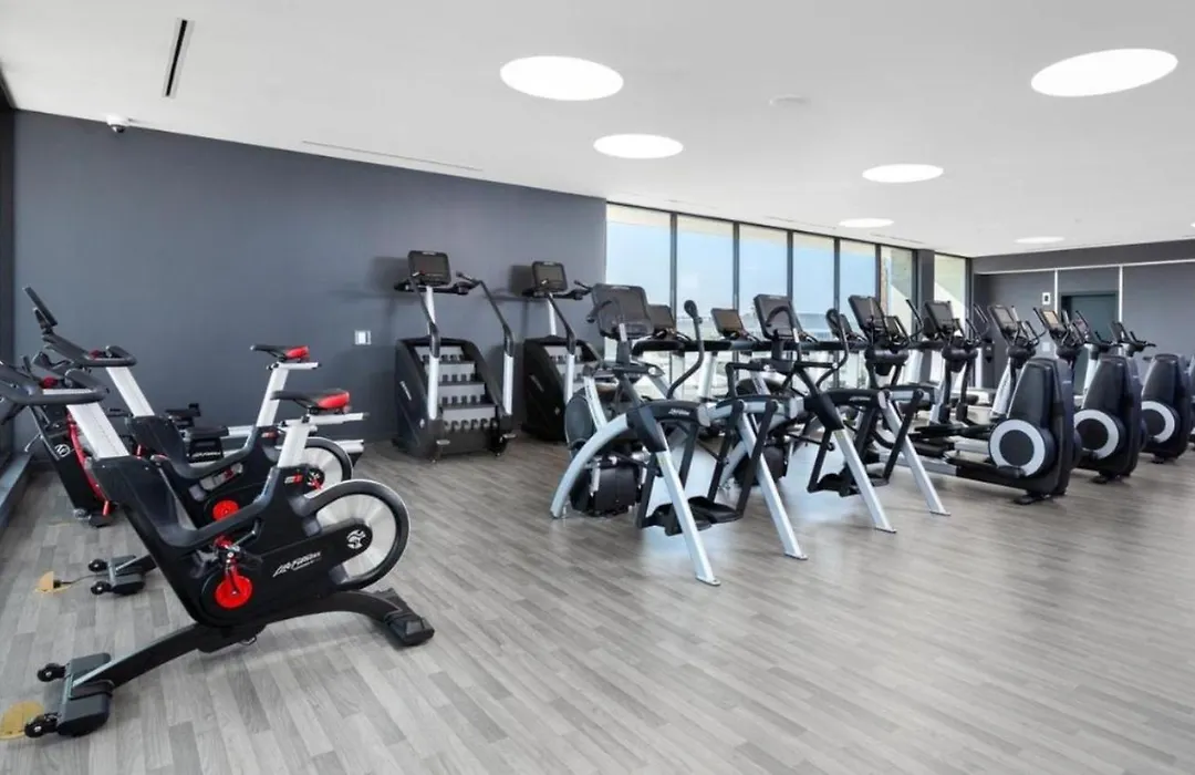 Hollywood Panoramic Views, Pool, Gym & Free Parking!-1