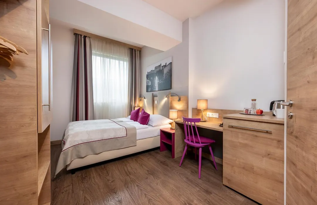 Hotel Junior By Max 70-1