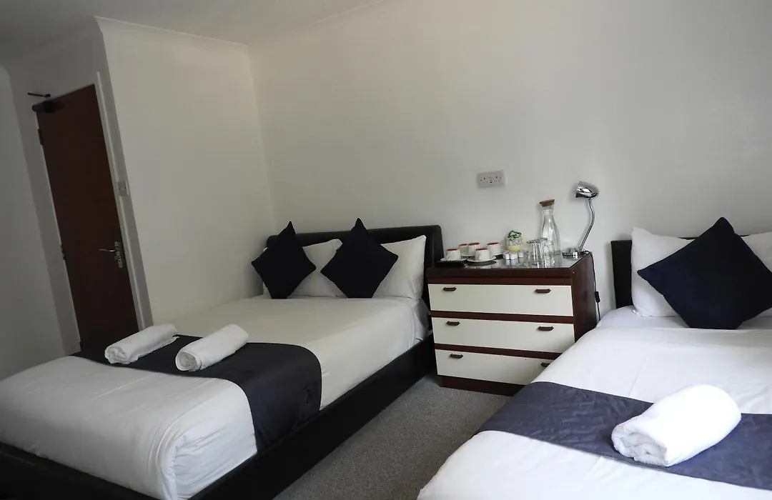 All Seasons Gatwick Guest House & Parking-1