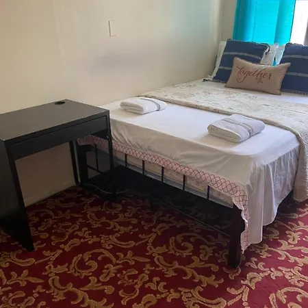 A Peaceful Room In Queens-2