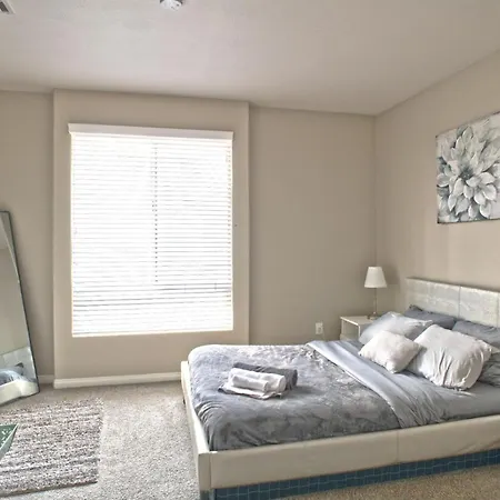 Private Bedroom And Bathroom In Shared 2 Bedroom Apartment In Venice - Pool - Hot Tub & Gym-2