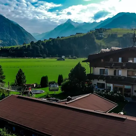 Simone'S Platzerl - Inklusive Taeglichem Freien Eintritt Tauern Spa - Nur 5 Gehminuten, Sommerkarte, Privatem Garten Mit Schwimmteich, Grill Und Saunabereich-2
