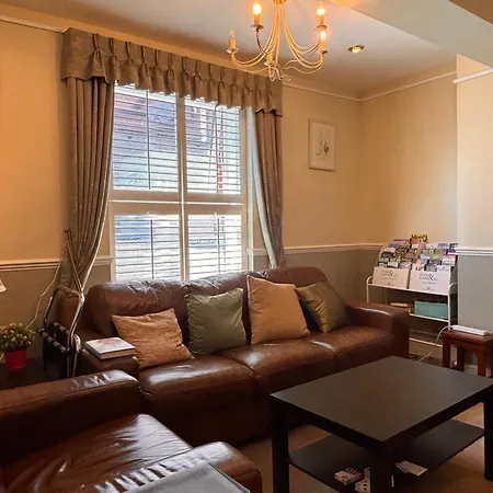 The Mayfair Guest House Self Catering-3