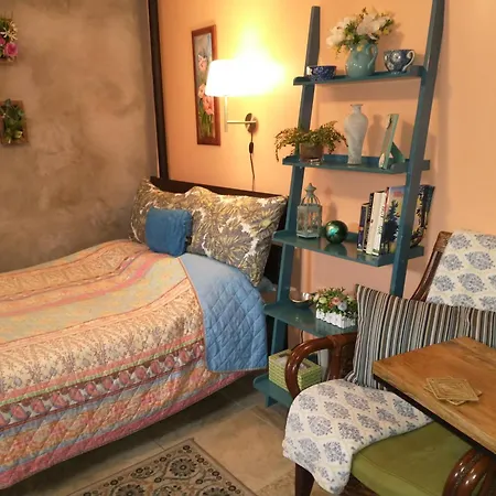 Cozy Studio At The Heart Of Jackson Heights-3