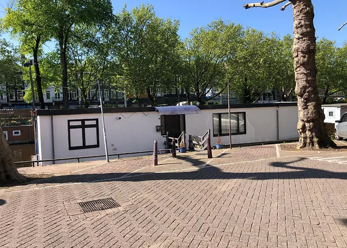 Amsterdam-Houseboat-Amstel