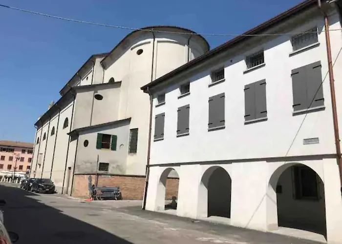 La Casa all'ombra della Chiesa