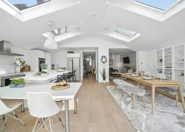 Villa: Clarence House-Windsor-Parking-5 Bed