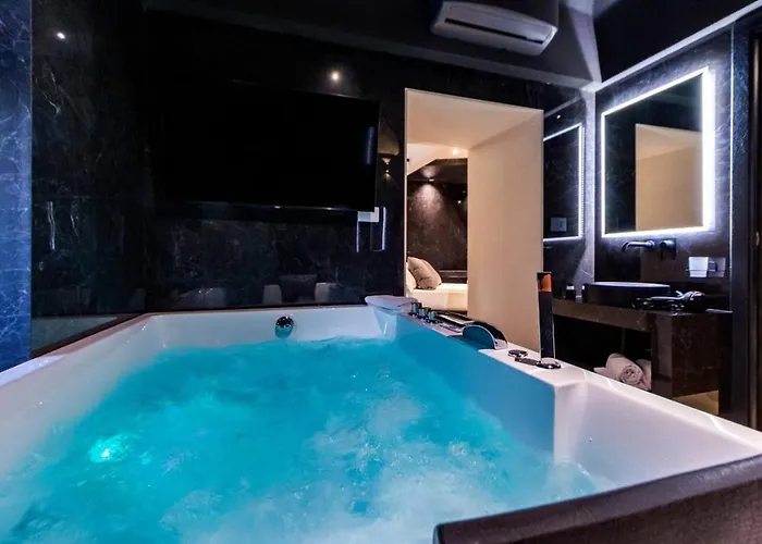 Hotel Jacuzzi: 4 Suites " Unconventional Living Rooms "