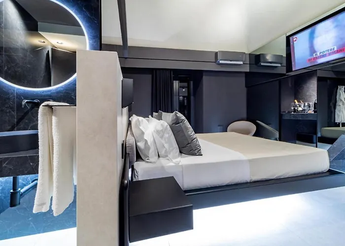 Hotel Jacuzzi: 4 Suites " Unconventional Living Rooms "