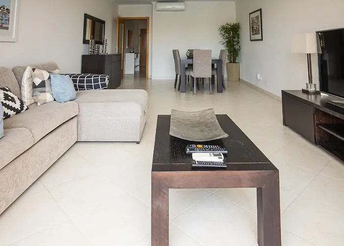 Vila Privada: House F São Rafael Beach - Free Wifi&Airco, NETFLIX ready - 300m from the beach