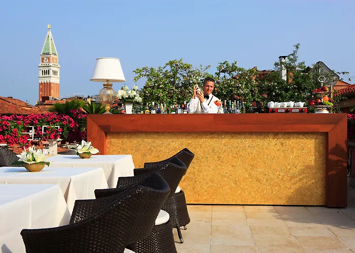 Hotel near College: Hotel A La Commedia