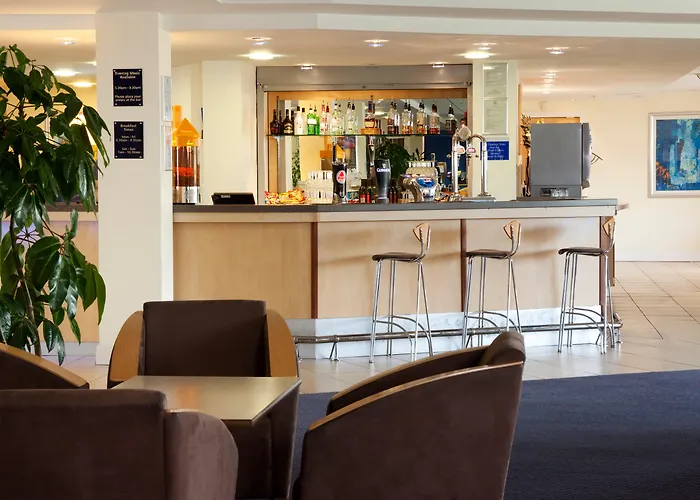 Beach hotel: Holiday Inn Express Cardiff Airport, An Ihg Hotel