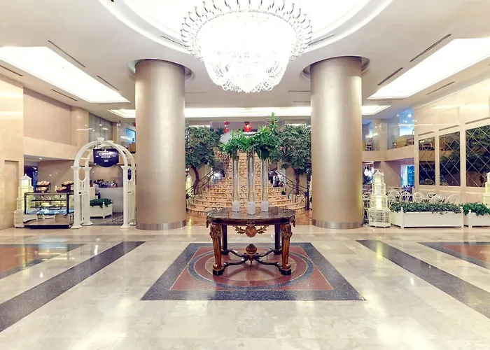 Hotel with pool: Garden Palace Hotel
