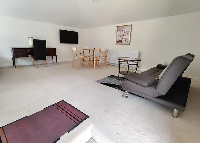 Wentworth House - Free Parking