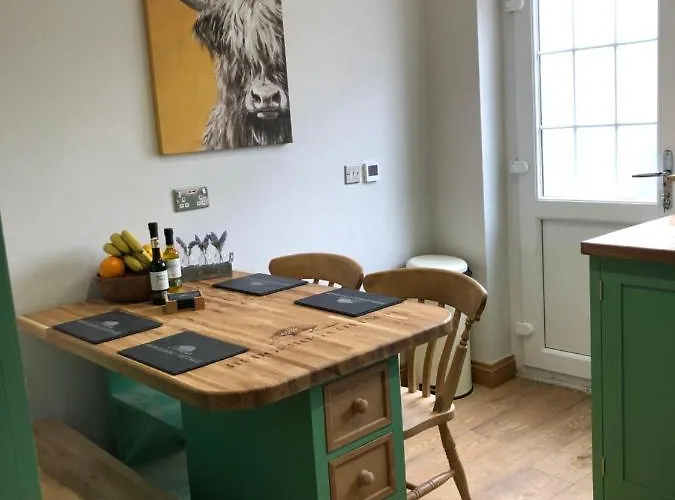 Pet Friendly hotel: Hedgehog Cottage With Garden In Bronte Village!